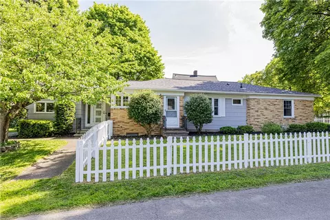 11 Smyles Dr, Irondequoit, NY 14609