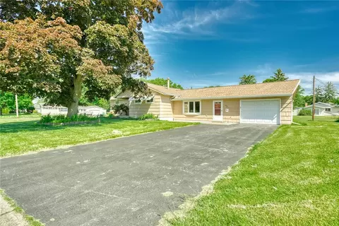 200 Rosecroft Dr, Greece, NY 14616