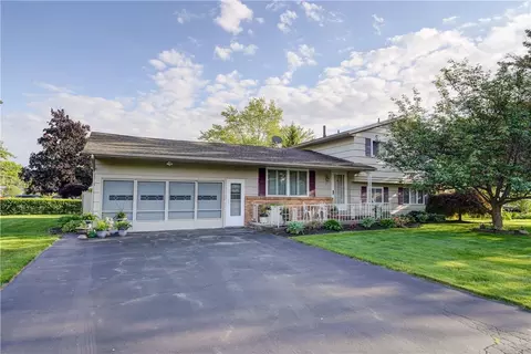 7 Flamingo Dr, Gates, NY 14624