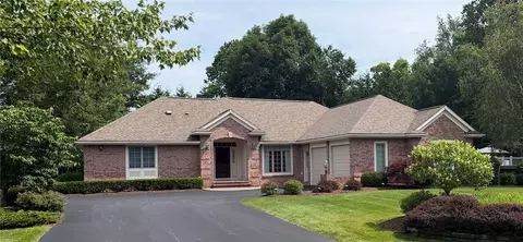 34 Crossbow Dr, Penfield, NY 14526