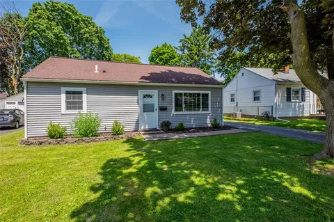 94 Cimarron Dr, Rochester, NY 14620