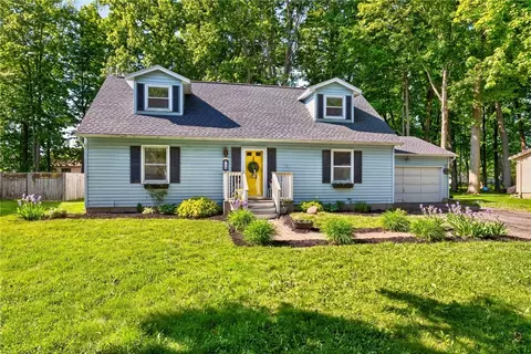 39 Timberwood Dr, Parma, NY 14468