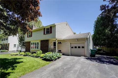 32 Charrington Rd, Irondequoit, NY 14609