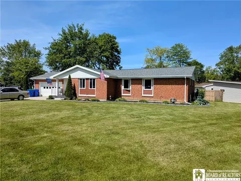1633 Lakeview Rd, Lake View, NY 14085