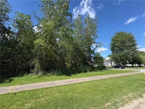 27 Traciann Dr, Hamlin, NY 14464