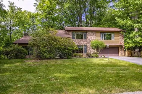 17 Tuliptree Ln, Irondequoit, NY 14617