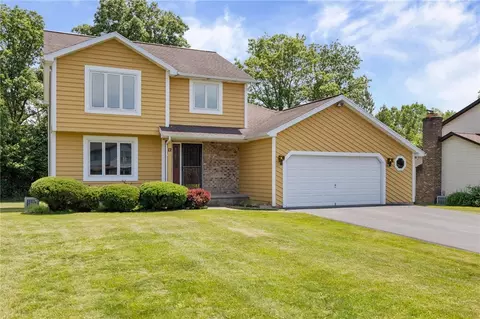 12 Forest Meadow Trl, Ogden, NY 14624