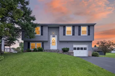1599 Flaxen Dr, Farmington, NY 14425