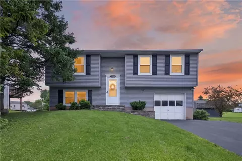 1599 Flaxen Dr, Farmington, NY 14425