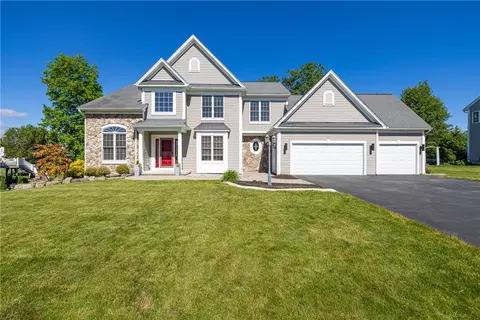 3 Periwinkle Dr, Perinton, NY 14450