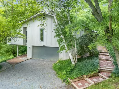 1 Hardwood Hill Rd, Perinton, NY 14534