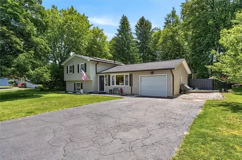 15 White Oak Ln, Perinton, NY 14450