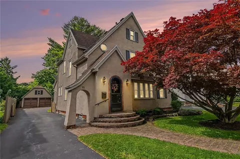 91 Warrington Dr, Rochester, NY 14618