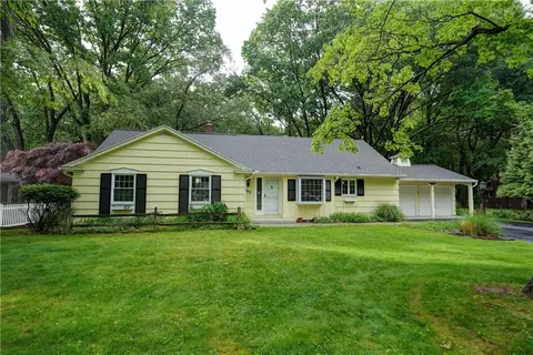 202 Nob Hl, Irondequoit, NY 14617