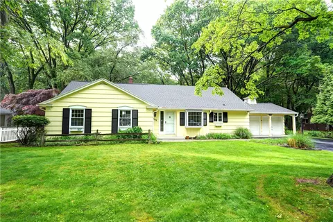 202 Nob Hl, Irondequoit, NY 14617