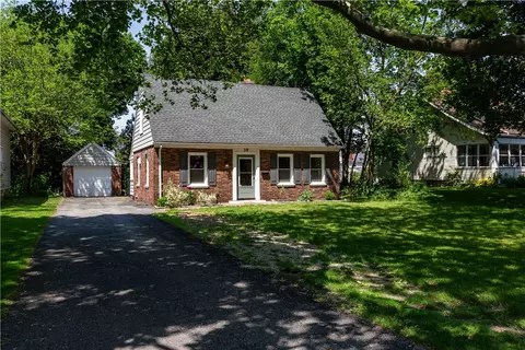 39 Ridgewood Dr, Irondequoit, NY 14622