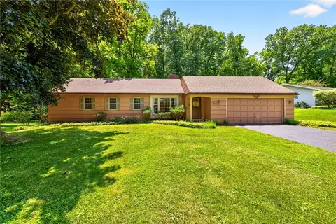 25 Little Brook Dr, Perinton, NY 14534