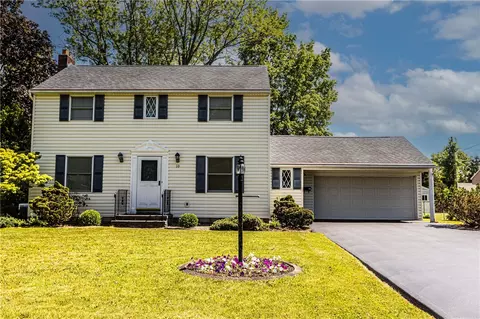 10 Southwick Dr, Webster, NY 14580