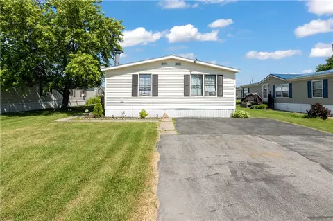 29 Chestnut Dr, Hamlin, NY 14464