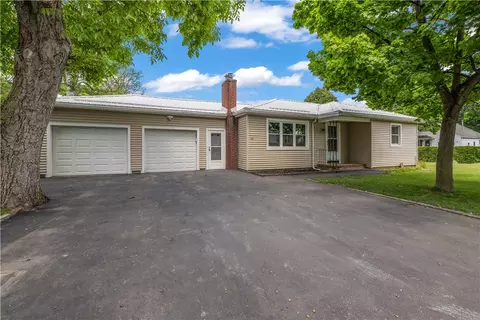 90 Reynolds Ave, Irondequoit, NY 14609