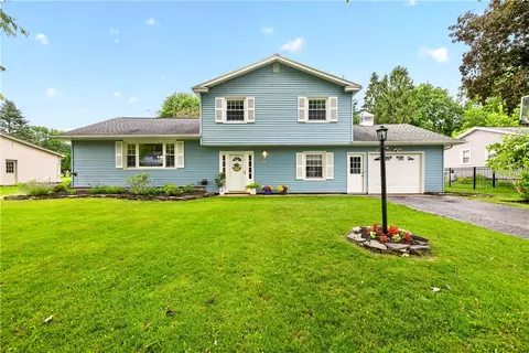 69 Brentwood Ln, Perinton, NY 14450
