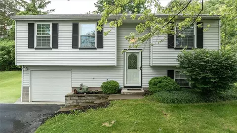 16 Falcon Dr, West Henrietta, NY 14586