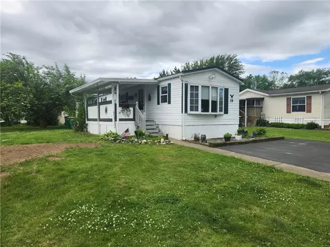 18 Meadowlark Dr, Avon, NY 14414