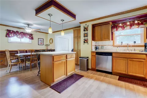 Kitchen - 178 Kiniry Dr, Irondequoit, NY 14609 photo 4 of 5