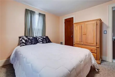 Bedroom - 178 Kiniry Dr, Irondequoit, NY 14609 photo 5 of 7