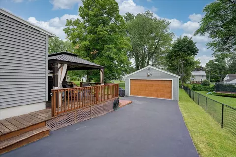 Exterior - 178 Kiniry Dr, Irondequoit, NY 14609 photo 4 of 11