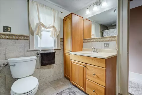 Bath - 178 Kiniry Dr, Irondequoit, NY 14609 photo 2 of 3