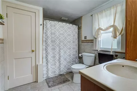 Bath - 178 Kiniry Dr, Irondequoit, NY 14609 photo 1 of 3