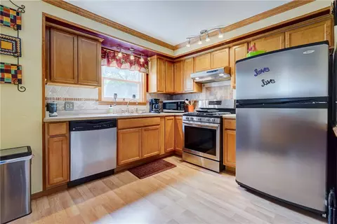 Kitchen - 178 Kiniry Dr, Irondequoit, NY 14609 photo 2 of 5