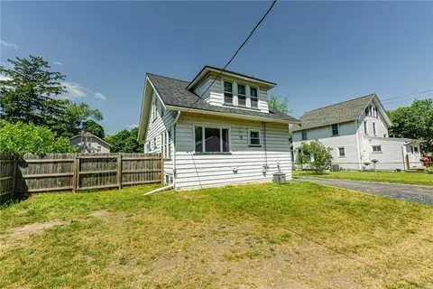 Exterior - 32 Walzer Rd, Irondequoit, NY 14622 photo 4 of 5