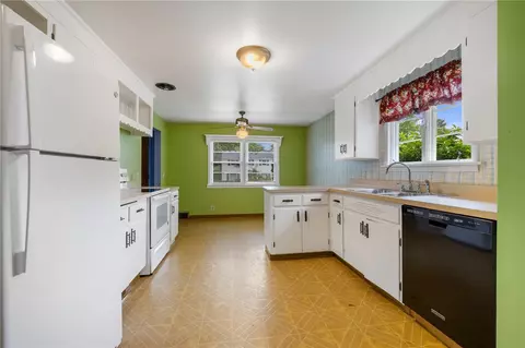 Kitchen - 25 Wyncote Ave, Irondequoit, NY 14609 photo 3 of 5