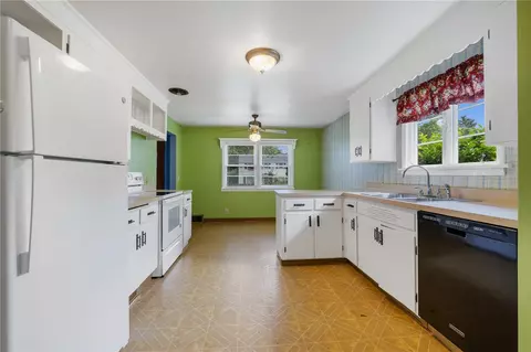 Kitchen - 25 Wyncote Ave, Irondequoit, NY 14609 photo 5 of 5