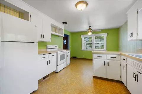 Kitchen - 25 Wyncote Ave, Irondequoit, NY 14609 photo 4 of 5