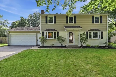 21 Squirrels Heath Rd, Perinton, NY 14450