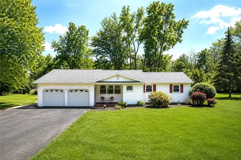 665 Regina Dr, Webster, NY 14580