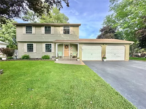 4 Rolling Meadow Dr N, Parma, NY 14468