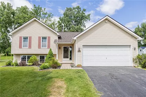 3337 Evergreen Cir, Walworth, NY 14568