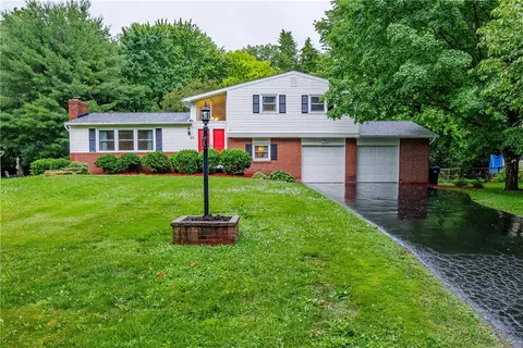 25 Redwood Dr, Penfield, NY 14526