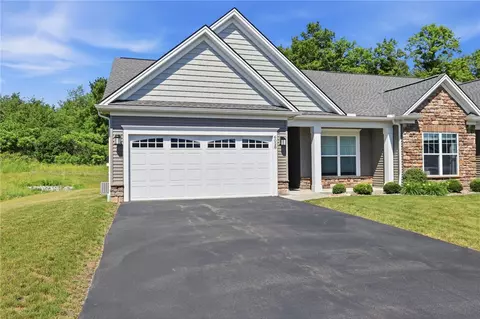 6028 Redfield Dr, Farmington, NY 14425