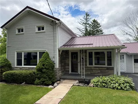14 Gilbert St, Le Roy, NY 14482