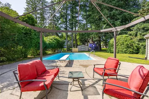 Exterior - 79 Bellehurst Dr, Irondequoit, NY 14617 photo 4 of 14