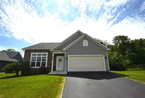 16 Pirates Cv, Ogden, NY 14559