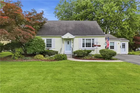 27 Meadow View Dr Ln, Penfield, NY 14526