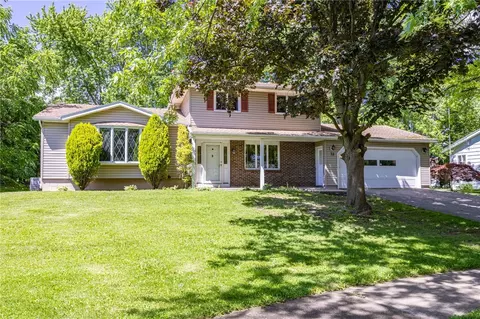 32 Flamingo Dr, Gates, NY 14624