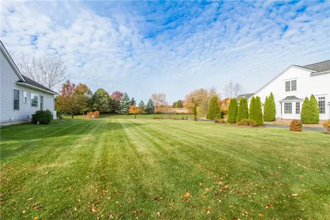 10 Settlers Grn, Pittsford, NY 14534