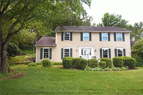 5 Wandering Trl, Pittsford, NY 14534